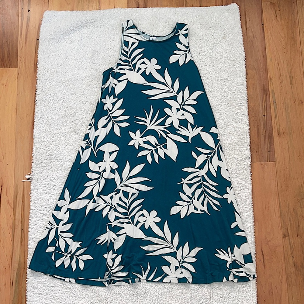 Tall maxi Old Navy blue/white tropical dress.